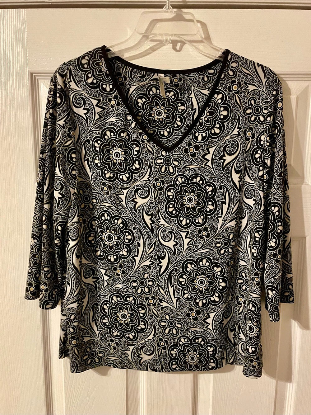 White Stag Black & White Floral V-Neck Women's Top size Large